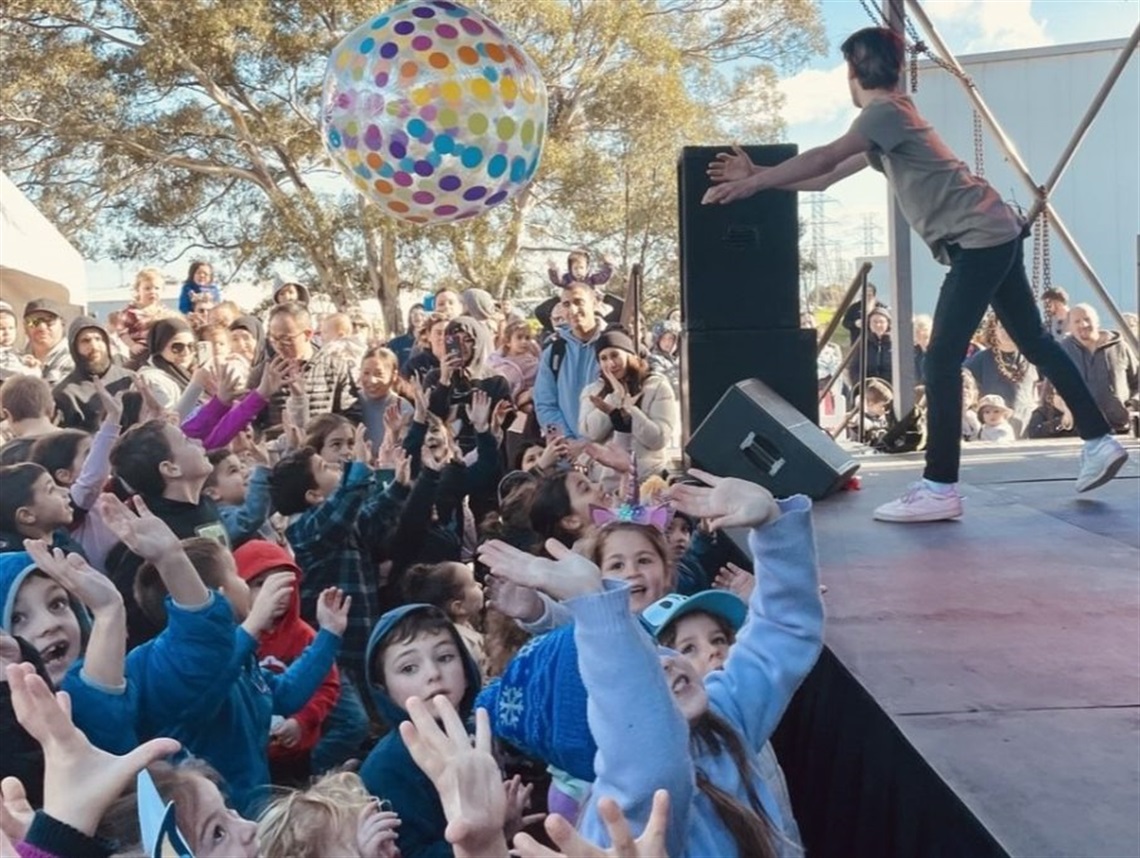 Pipeworks-stage-and-crowd.jpg